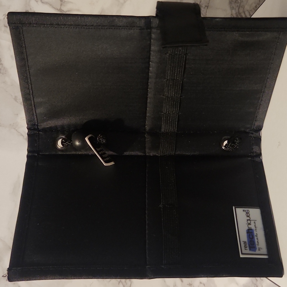 Real Techniques foldable travel brush holder